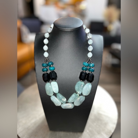 Beautiful Lucite necklace - Picture 4 of 7